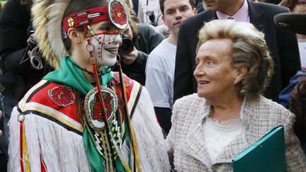 Un indien dans l'h&ocirc;pital. Bernadette Chirac rencontre des com&eacute;diens qui essaient d'&eacute;gayer le quotidien des enfants malades de l'h&ocirc;pital Necker, le 8 janvier 2014. (PATRICK KOVARIK / AFP)