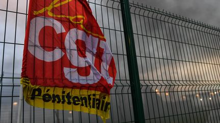 Un drapeau de la CGT-pénitentiaire à Vendin-le-Vieil (Pas-de-Calais) le 15 janvier 2018. (DENIS CHARLET / AFP)