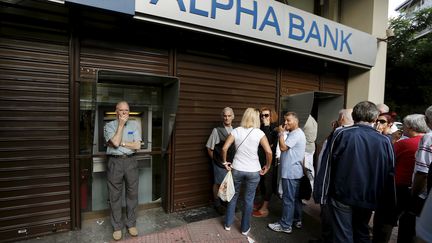 &nbsp; (Des retraités grecs ont pu retirer, mercredi, 120 euros dans certaines banques  © REUTERS - Yannis Behrakis)