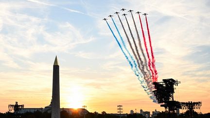 La Patrouille de France a survolé la place de la Concorde. Un superbe spectacle illuminé par un soleil couchant sur la capitale. (BERTRAND GUAY / AFP)