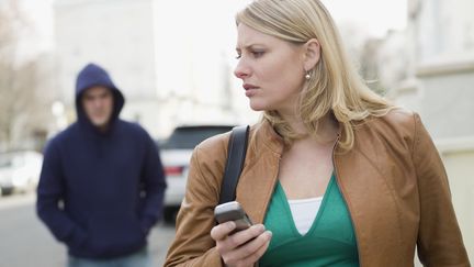 Le harc&egrave;lement de rue a &eacute;t&eacute; d&eacute;nonc&eacute; sur Twitter, le 4 f&eacute;vrier 2014, via le hashtag #safedanslarue.&nbsp; (IMAGE SOURCE / GETTY IMAGES)