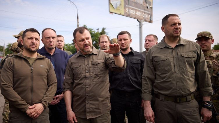 Volodymyr Zelensky à Kherson (Ukraine), le 9 juin 2023. (HANDOUT / UKRAINIAN PRESIDENTIAL PRESS SERVICE / AFP)