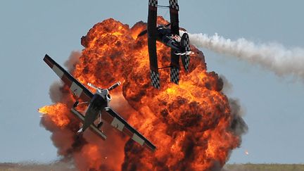 Acrobaties a&eacute;riennes lors d'un salon a&eacute;ronautique &agrave; Melbourne (Australie), le 1er mars 2013. (PAUL CROCK / AFP)