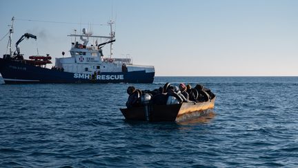 Au large de Lampedusa, 40 migrants subsahariens ont été secourus d'une embarcation métallique précaire le 21 février 2023. (XIMENA BORRAZAS / MAXPPP)