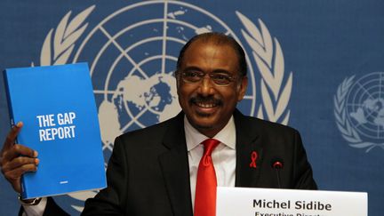 Michel Sidib&eacute;, directeur d'Onusida, pr&eacute;sente le nouveau rapport de l'organisme des Nations unies &agrave; Gen&egrave;ve (Suisse), le 16 juillet 2014.&nbsp; (FATIH EREL / ANADOLU AGENCY)