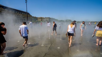 Des Bordelais profitent de la réouverture du miroir d'eau, le 22 juin 2020 à Bordeaux (Gironde). (MAXPPP)