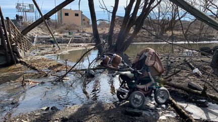 Sous les bombardements incessants, les civils fuient la ville d'Irpin, en banlieue de Kiev. (FRANCK MATHEVON / RADIO FRANCE)