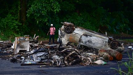 Une voiture calcinée en Martinique, le 13 octobre 2024. (PHILIPPE LOPEZ / AFP)