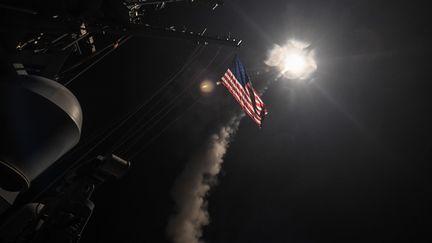 Un missile de croisière Tomahawk est tiré vers la Syrie, depuis l'USS Porter, un destroyer de la marine américaine, en mer Méditerranée, le 7 avril 2017. (FORD WILLIAMS / US NAVY / AFP)