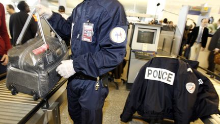 Les policiers se sont substitu&eacute;s aux agents de s&eacute;curit&eacute; &agrave; l'a&eacute;roport de Roissy, le jeudi 22 d&eacute;cembre 2011. (FRANCOIS GUILLOT / AFP)