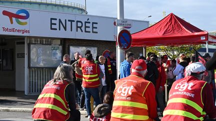 Des manifestants sont réunis devant la raffinerie Total de&nbsp;Mardyck, près de Dunkerque le 18 octobre 2022. (FRANCOIS LO PRESTI / AFP)