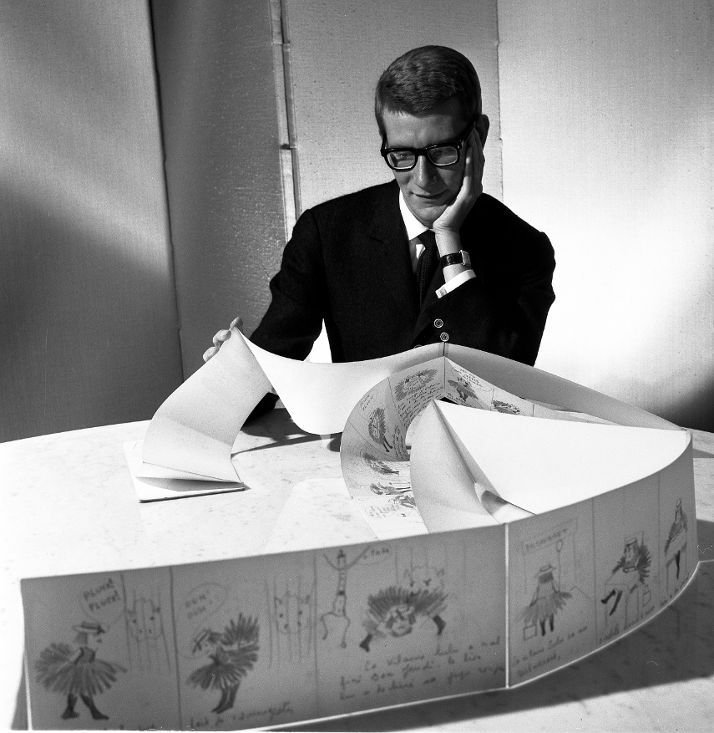 Yves Saint Laurent et les planches originales de La Vilaine Lulu, le 5 juin 1964
 (Robert Doisneau/RAPHO)