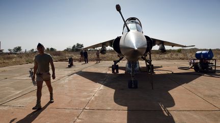 Un soldat fran&ccedil;ais &agrave; c&ocirc;t&eacute; d'un Mirage sur une base &agrave; Bamako, le 16 janvier 2013. (ERIC FEFERBERG / AFP)