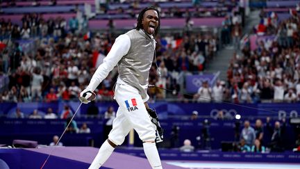 Enzo Lefort célèbre lors de la compétition par équipes de fleuret masculin des Jeux olympiques de Paris, le 4 août 2024 au Grand Palais. (AFP)