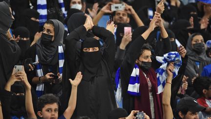 Des supportrices assistent à la rencontre entre l'Ittihad FC et Al Hilal à Riyad en Arabie-Saoudite. (FAYEZ NURELDINE / AFP)