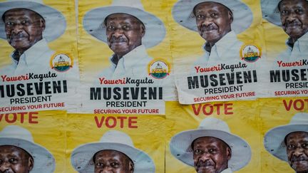 Des affiches du président ougandais Yoweri Museveni, candidat à son 6e mandat présidentiel, sur un mur à Kampala, en Ouganda, le 4 janvier 2021. (SUMY SADURNI / AFP)