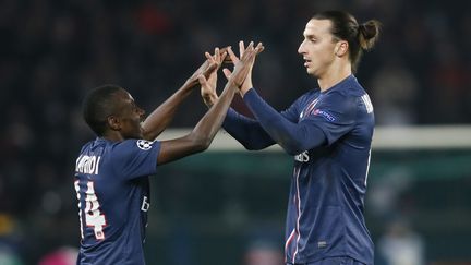 Blaise Matuidi remercie Zlatan Ibrahimovic, auteur d'une passe d&eacute;cisive sur son but, lors du match PSG-Zagreb, le 7 novembre 2012. (PATRICK KOVARIK / AFP)