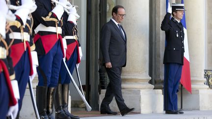 Fran&ccedil;ois Hollande sur le perron de l'Elys&eacute;e le 10 septembre 2014 &agrave; Paris. (KENZO TRIBOUILLARD / AFP)