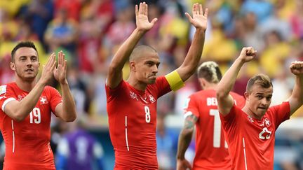 Drmic, Inler et Shaqiri après la victoire aux forceps contre l'Equateur. (PEDRO UGARTE / AFP)