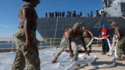 Des militaires américains se préparent au passage de l'ouragan Dorian, le 29 août 2019 à Jacksonville (Floride). (US NAVY / REUTERS)