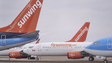 Un Boeing 737s de la compagnie canadienne Sunwing à Waterloo (Ontario), le 24 mars 2020. (GEOFF ROBINS / AFP)