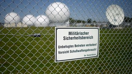 Des radars de l'ancien site d'espionnage de la NSA &agrave; Bad Aibling (Allemagne) photographi&eacute;s depuis une grille indiquant "Zone militaire s&eacute;curis&eacute;e", le 6 ao&ucirc;t 2013. (ANDREAS GEBERT / DPA)