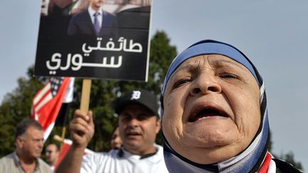 Des partisans du pr&eacute;sident syrien Bachar Al-Assad manifestent devant la Maison Blanche &agrave; Washington (Etats-Unis), le 9 septembre 2013. (JEWEL SAMAD / AFP)