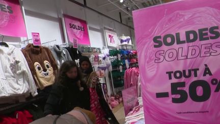 Soldes : achats en ligne ou en magasin… Quel est le plus intéressant ? (France 2)