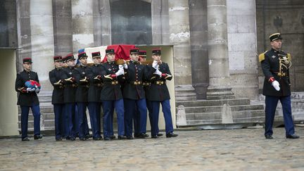 Des gardes transportent le cerceuil d'un militaire tu&eacute; lors du crash d'un F-6 grec en Espagne, mardi 3 f&eacute;vrier 2015 aux Invalides, &agrave; Paris. (  MAXPPP)