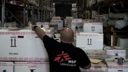 Un logisticien de Médecins sans frontières préparent des envois médicaux pour l'Ukraine, le 4 lars 2022 à Mérignac en Gironde. (PHILIPPE LOPEZ / AFP)