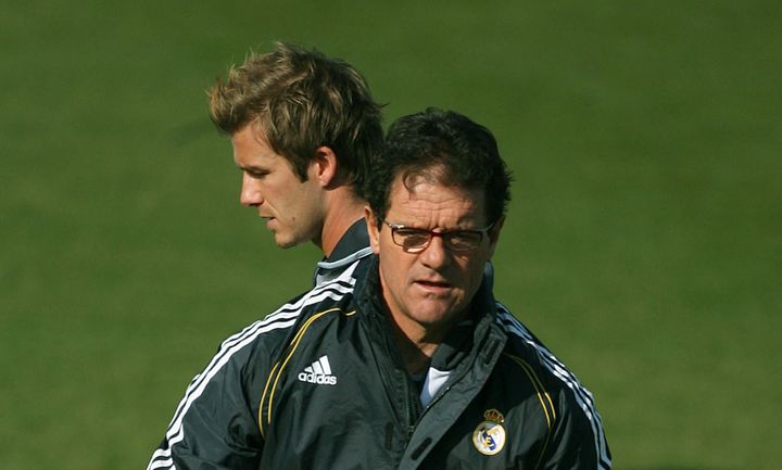 Fabio Capello devant David Beckham, durant une séance d'entraînement du Real Madrid, le 19 février 2007. (PIERRE-PHILIPPE MARCOU / AFP)