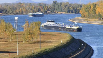 Les mesures de restriction concernent la navigation des bateaux de commerce et de plaisance, entre le sud du canal du Rhône et le Rhin. (DENIS SOLLIER / MAXPPP)