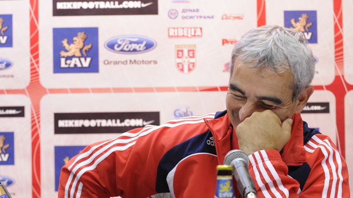 Raymond Domenech lors d'une conf&eacute;rence de presse, le 8 septembre 2009 &agrave; Belgrade (Serbie). (FRANCK FIFE / AFP)