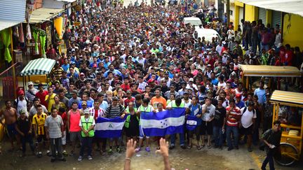 Des migrants honduriens célèbrent leur passage de la frontière&nbsp;Guatemala-Mexique, à&nbsp;Ciudad Hidalgo (Mexique), le 20 octobre 2018. (PEDRO PARDO / AFP)