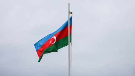 Un drapeau de l'Azerbaïdjan à Choucha, dans la région disputée du Haut-Karabakh, le 23 septembre 2023. (EMMANUEL DUNAND / AFP)