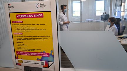 Une affiche de prévention contre le mpox, anciennement appelé "variole du singe", dans un centre de dépistage, à Montpellier. (PASCAL GUYOT / AFP)