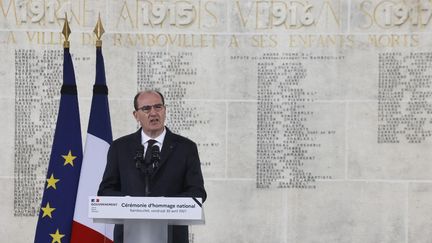 Le Premier ministre Jean Castex rend hommage à Stéphanie Montfermé, le 30 avril 2021 à Rambouillet (Yvelines). (LUDOVIC MARIN / AFP)