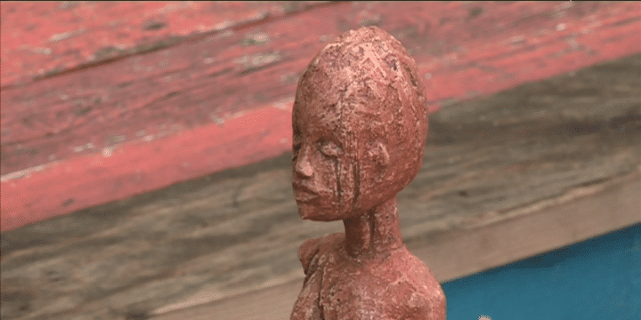 Statuette "réalisée à la demande de Christian Lax pour sa BD "Une Maternité rouge"
 (France 3)