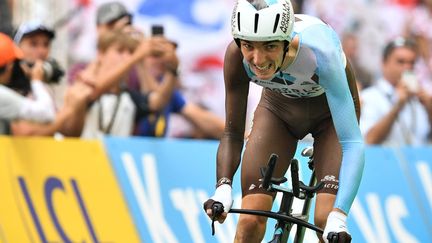 Les quelques milliers de spectateurs présents au Vélodrome ont vibré avec Romain Bardet. (PHILIPPE LOPEZ / AFP)