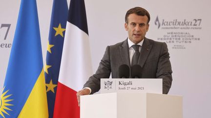 Emmanuel Macron délivre un discours au mémorial du génocide des Tutsis de Kigali (Rwanda),&nbsp;où 250 000 victimes Tutsis sont enterrées, jeudi 27 mai 2021. (LUDOVIC MARIN / AFP)