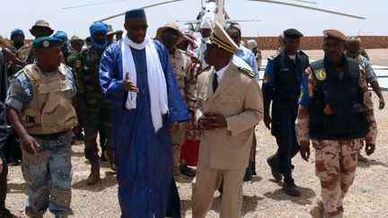 Le Premier ministre malien, Moussa Mara, arrive &agrave; Kidal, dans le nord du pays, samedi 17 mai 2014.&nbsp; (FABIEN OFFNER / AFP)