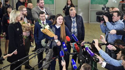 Maria Butina devant les journalistes, le 26 octobre 2019, à l'aéroport de Moscou (Russie). (ALEXANDER NEMENOV / AFP)