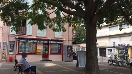 Le drame s'est déroulé devant le bureau de tabac de la rue des Alpes à Valence (Drôme). (NATHALIE DE KEYZER / RADIO FRANCE)