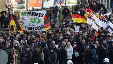 Plusieurs centaines de manifestants ont défilé contre les migrants à Cologne (Allemagne), samedi 9 janvier 2016, à l'appel du mouvement islamophobe Pegida.&nbsp; (ROBERTO PFEIL / AFP)