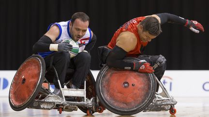 La charge du français Jonathan Hivernat (à gauche) pendant le match Canada-France des Mondiaux de rugby fauteuil à Sydney en Australie, le 10 août 2018 (EPA / MAXPPP)