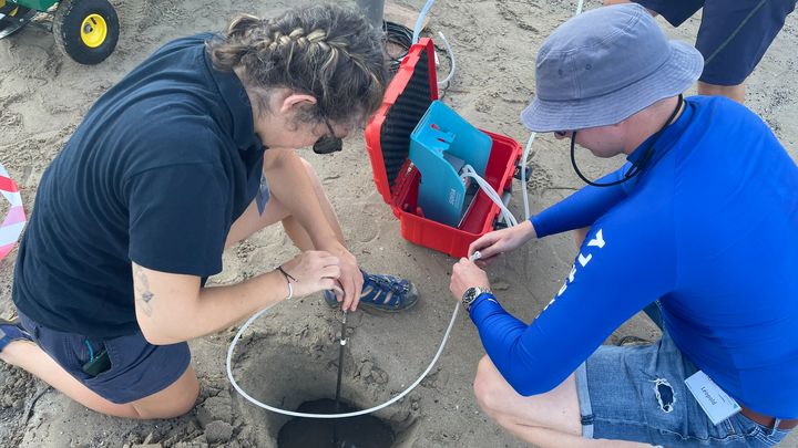 Les échantillons d'eau de mer et de sable seront ensuite analysés pour étudier les effets des résidus de crème solaire sur la biodiversité. (PAUL TILLIEZ / RADIO FRANCE)