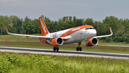 Un avion de la compagnie aérienne britannique easyJet à l'aéroport de Bâle-Mulhouse (Haut-Rhin), le 26 septembre 2024. (DELFINO DOMINIQUE / HEMIS.FR / AFP)