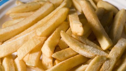 Des résidents d'une maison de retraite se plaignent de ne plus avoir de frites à leurs repas, à Saint-Marcel (Saône-et-Loire). (UNIVERSAL IMAGES GROUP EDITORIAL / GETTY IMAGES)