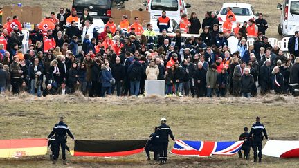 Les familles de victimes du crash de l'A320 de la Germanwings se recueillent, le 26 mars 2015, au Vernet (Alpes-de-Haute-Provence).&nbsp; (PASCAL GUYOT / AFP)