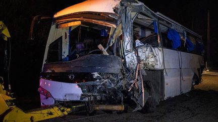 Un autocar est remorqué après un accident près de Porté-Puymorens, dans les Pyrénées-Orientales, le 1er décembre 2024. (JEAN-CHRISTOPHE MILHET / AFP)